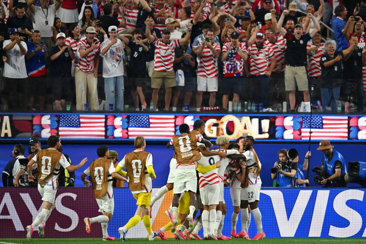 Com filhos de imigrantes e nascidos no exterior, EUA estreiam com goleada contra Paraguai; Canadá fica no empate com a Bósnia