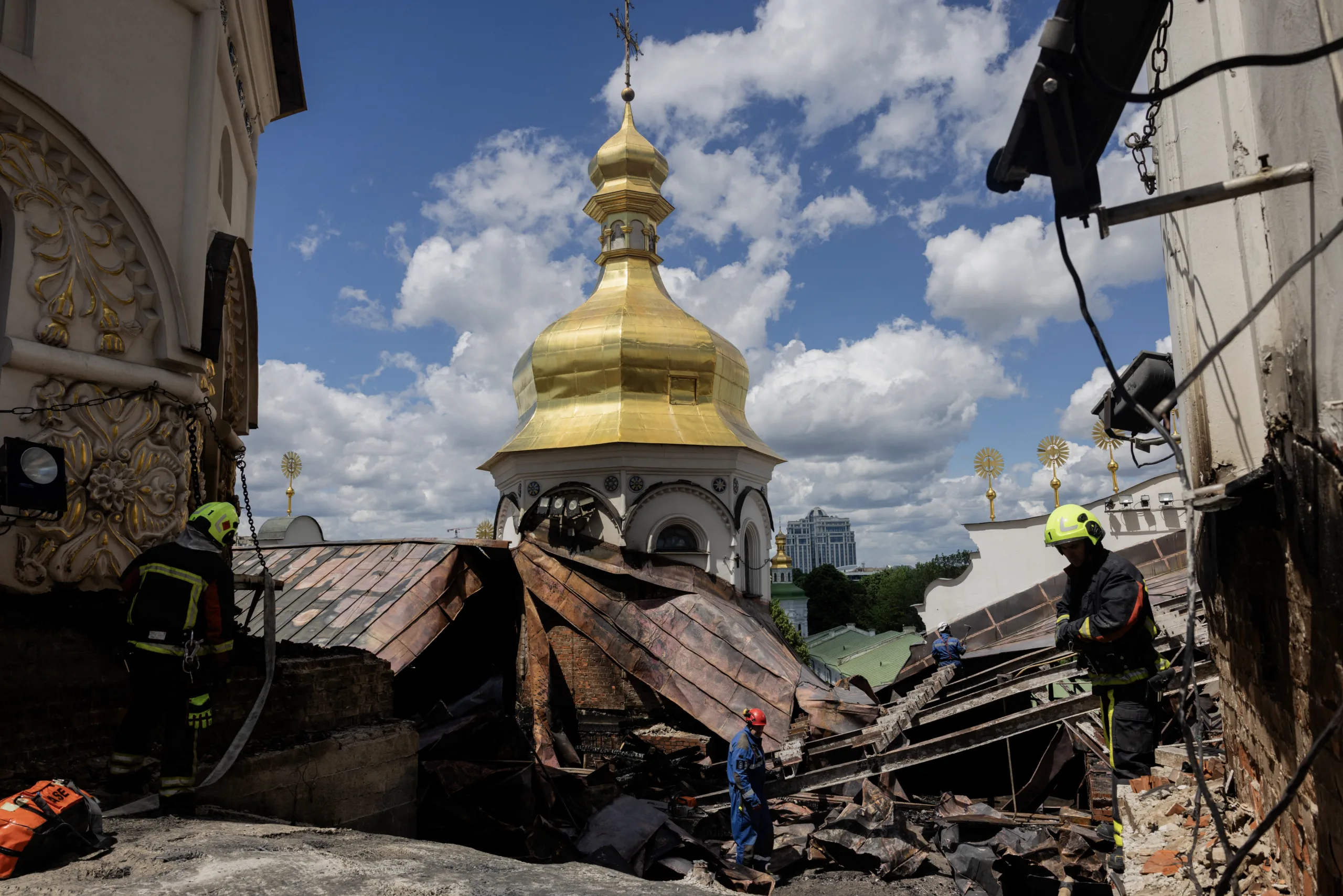 O histórico Mosteiro de Kiev-Petchersk, em Kiev, foi atingido durante um bombardeio em 15 de junho de 2026