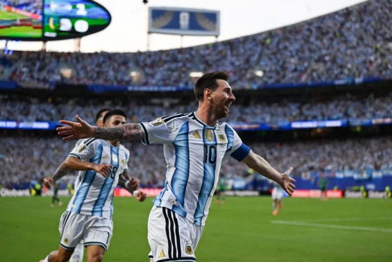 Messi vira maior artilheiro das copas e lidera Argentina em estreia