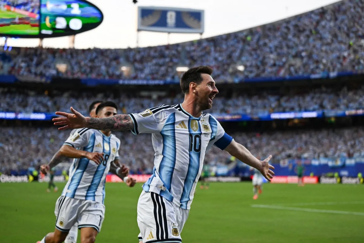 O atacante número 10 da Argentina, Lionel Messi, comemora o primeiro gol de sua equipe durante a partida do Grupo J da Copa do Mundo de 2026 entre Argentina e Argélia, no Estádio de Kansas City, em Kansas City, em 16 de junho de 2026