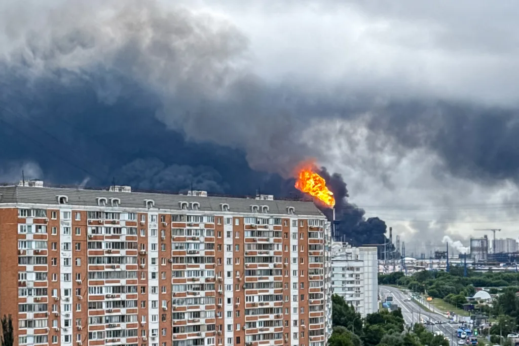 Fumaça cobre o céu de Moscou após bombardeio de drones ucranianos, em 18 de junho de 2026