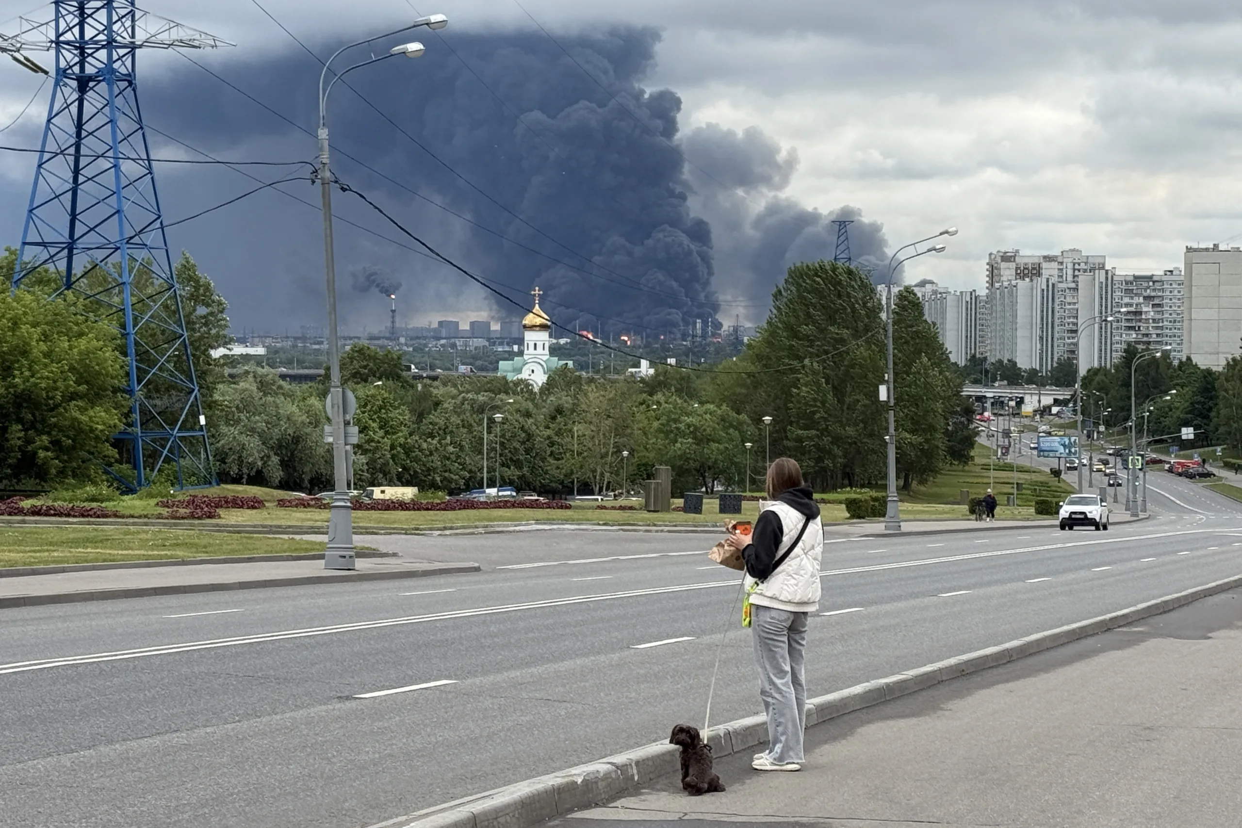 Pedestre observa nuvem de fumaça após ataque de drones da Ucrânia em Moscou, em 18 de junho de 2026