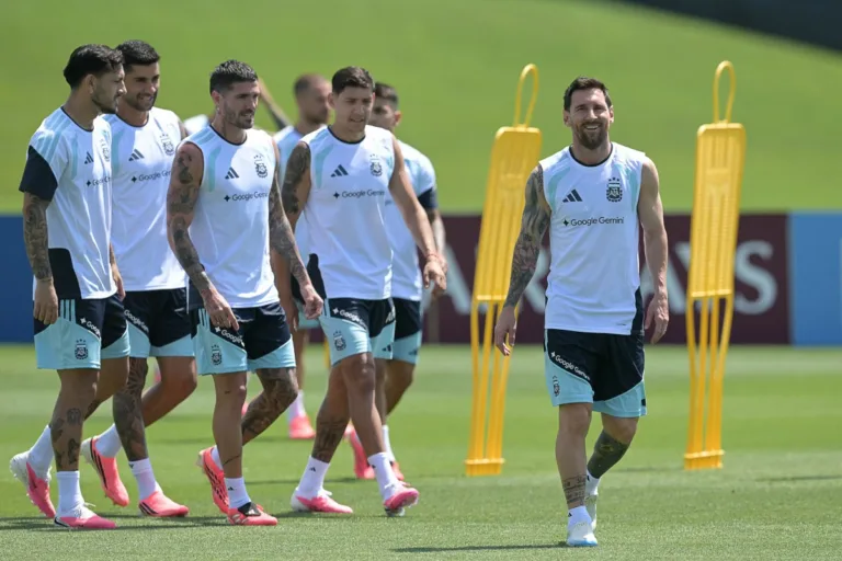 Atual campeã do mundo, seleção argentina entra em campo nesta segunda-feira (22) contra Áustria
