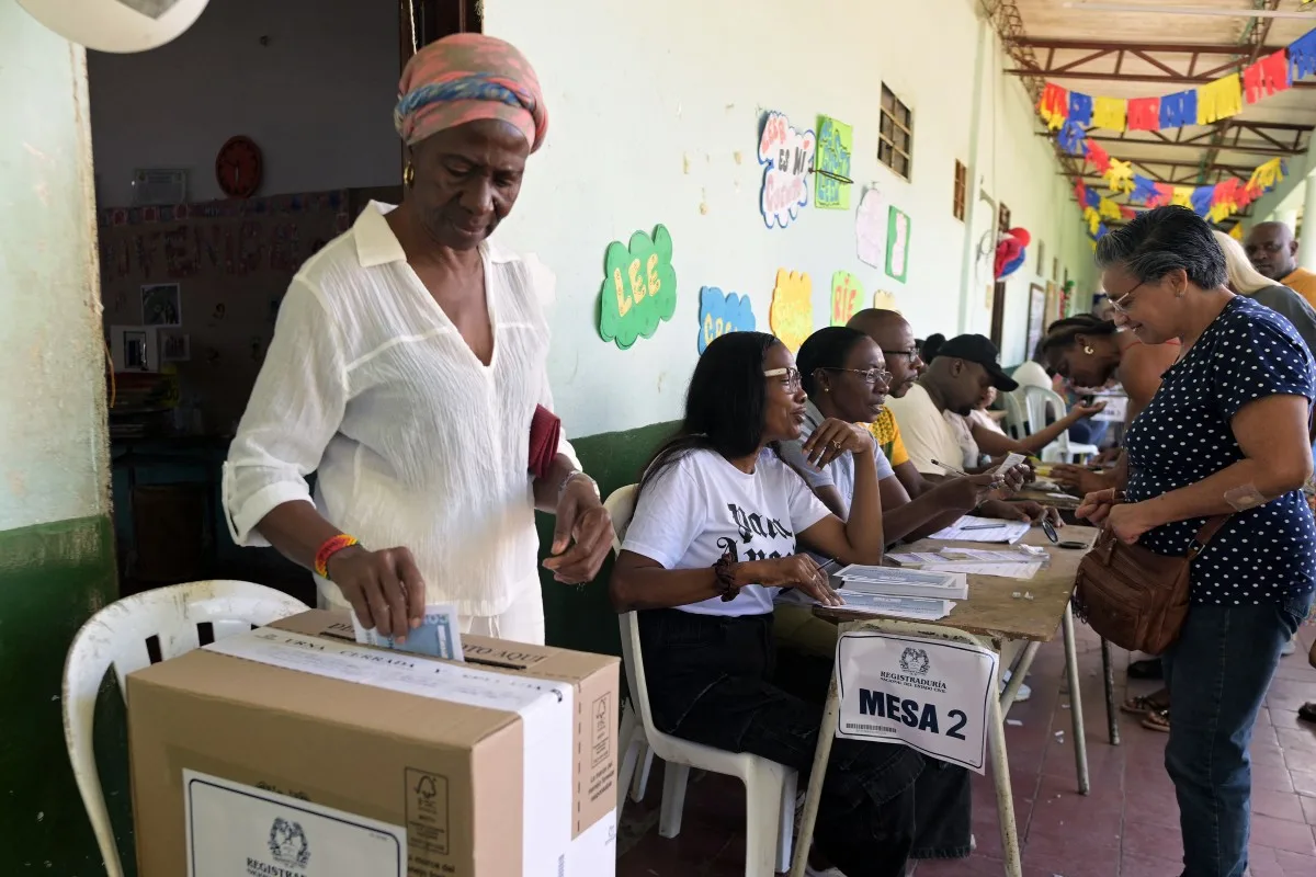 Mulher vota no segundo turno das eleições presidenciais em Robles, Valle del Cauca, Colômbia, em junho de 2026