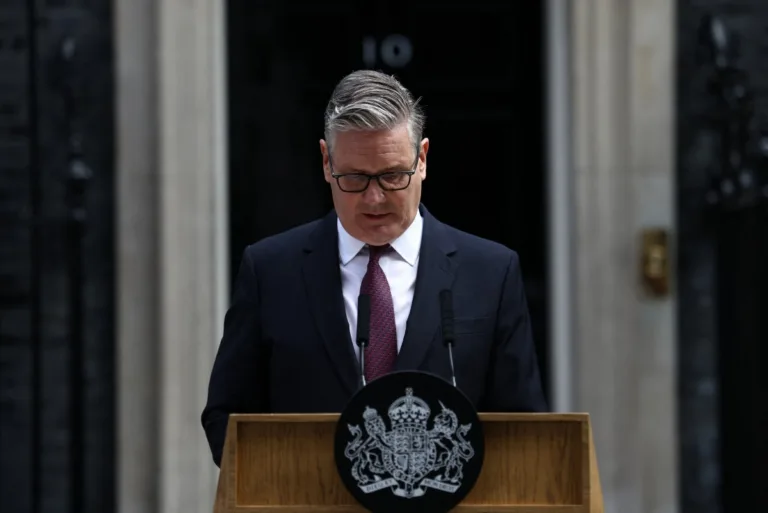 O primeiro-ministro britânico, Keir Starmer, durante o anúncio de renúncia nesta segunda-feira (22), em Londres