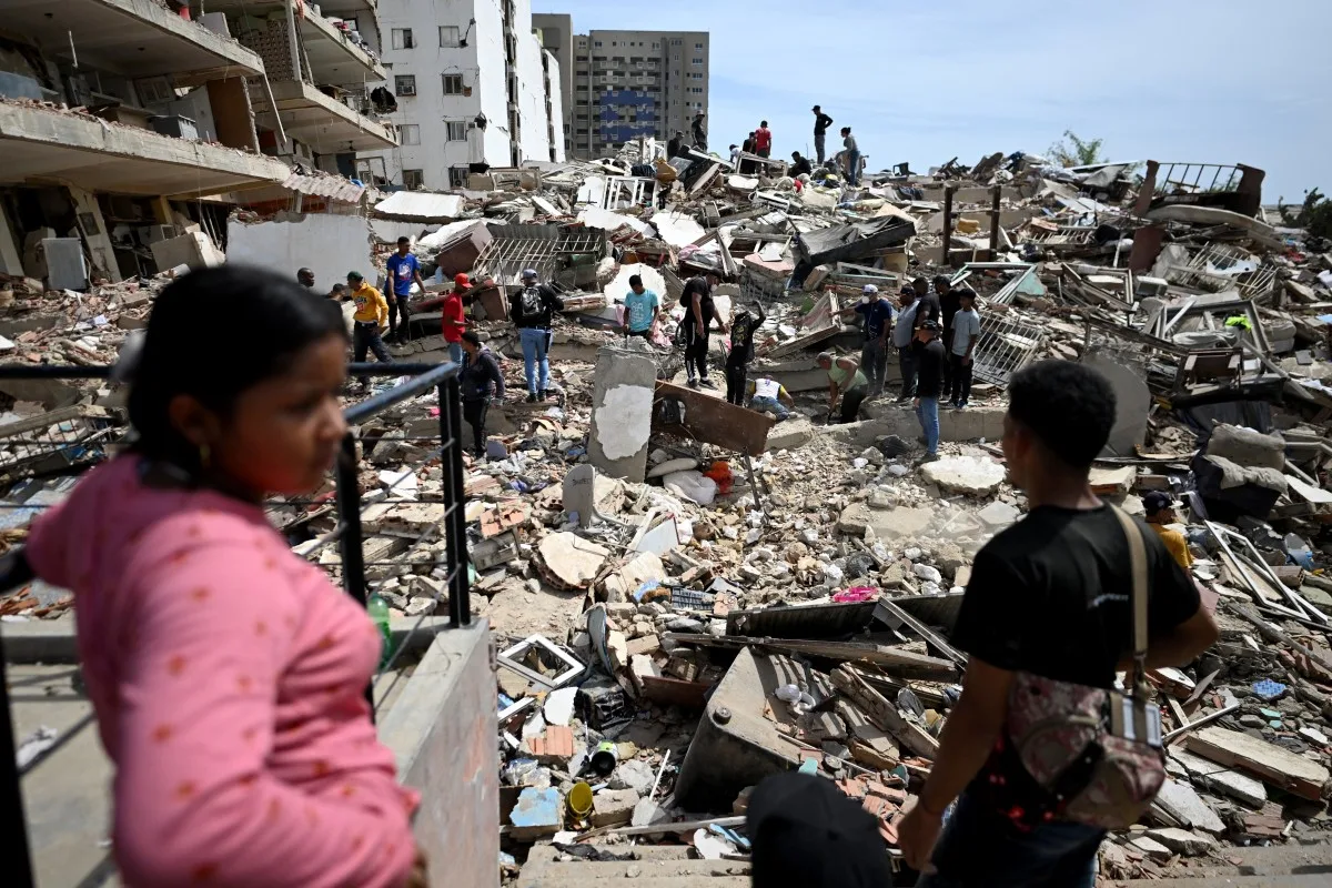 Moradores procuram vítimas nos escombros de um prédio que desabou em Catia La Mar, estado de La Guaira, a cerca de 30 km a noroeste de Caracas, em 25 de junho de 2026