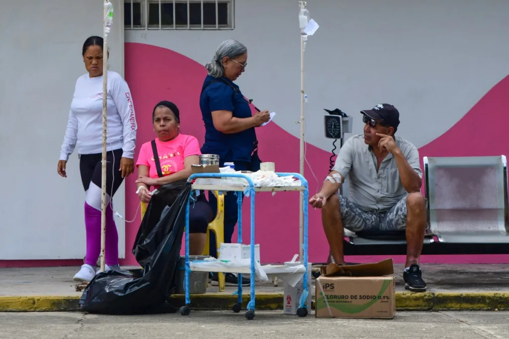 Equipes de resgate e paramédicos montaram um centro de atendimento improvisado em Morón, estado de Carabobo