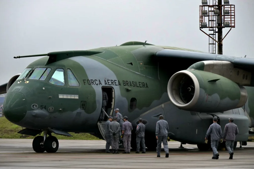 Bombeiros, militares e técnicos de telecomunicações brasileiros embarcam em um avião da Força Aérea Brasileira para missão de ajuda humanitária na Venezuela
