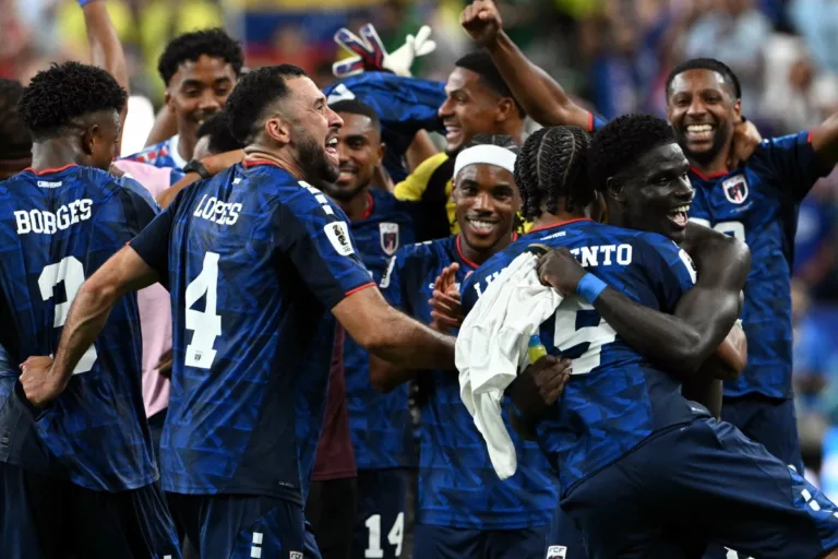 Jogadores de Cabo Verde comemoram classificação histórica para a próxima fase da Copa do Mundo
