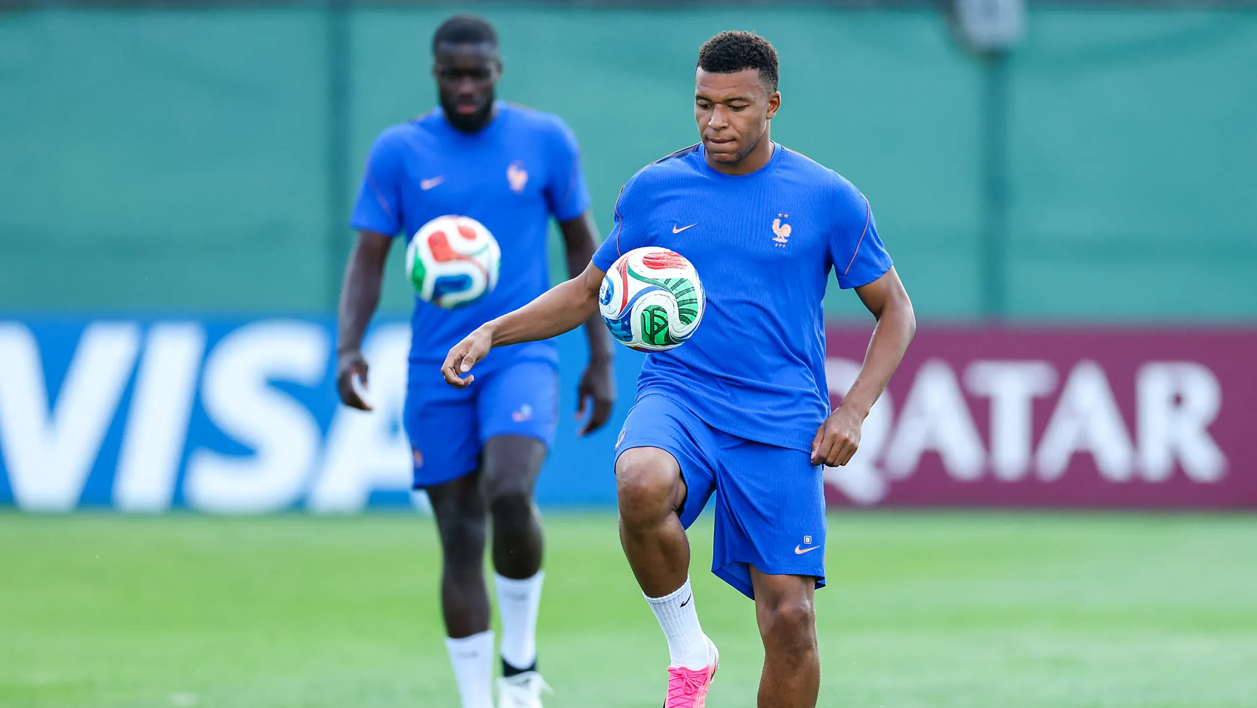 Mbappé participa do treino da seleção francesa um dia antes do jogo das oitavas de final da Copa do Mundo 2026 entre França e Suécia