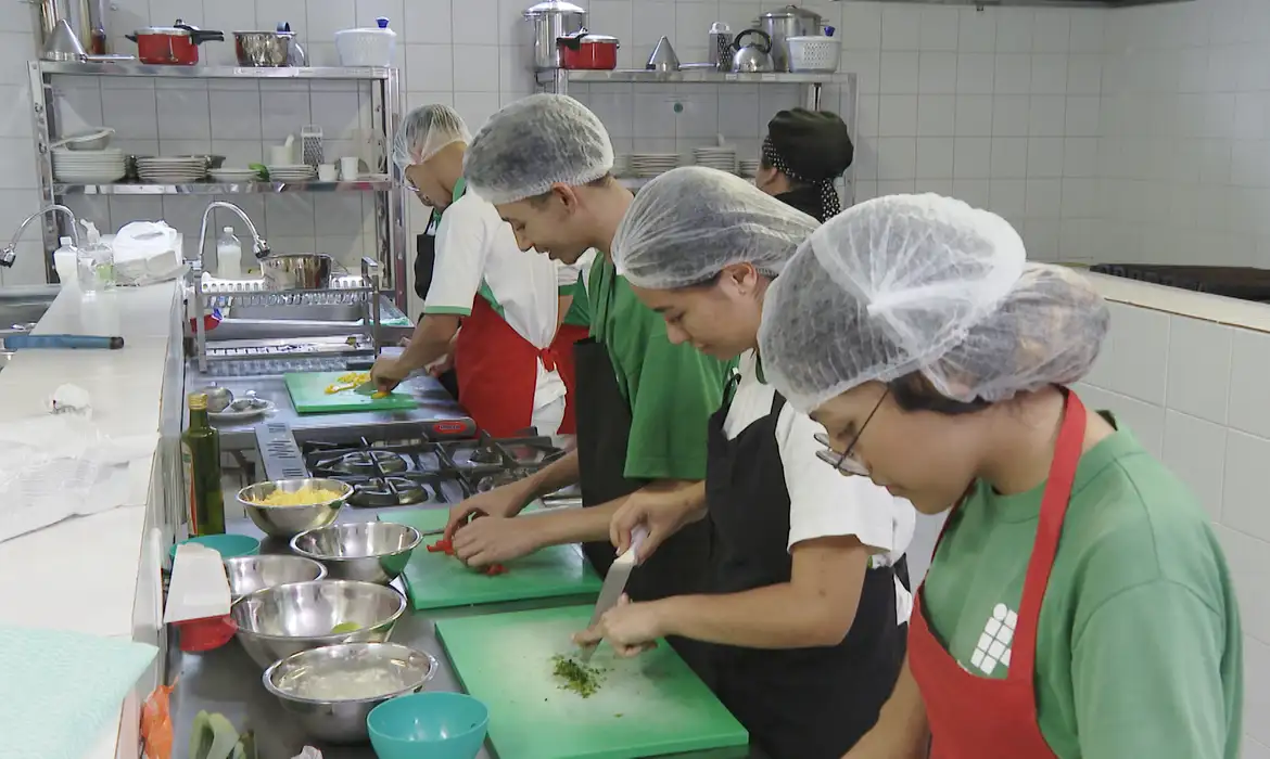 A população ocupada ficou em 102,7 milhões no trimestre terminado em maio
