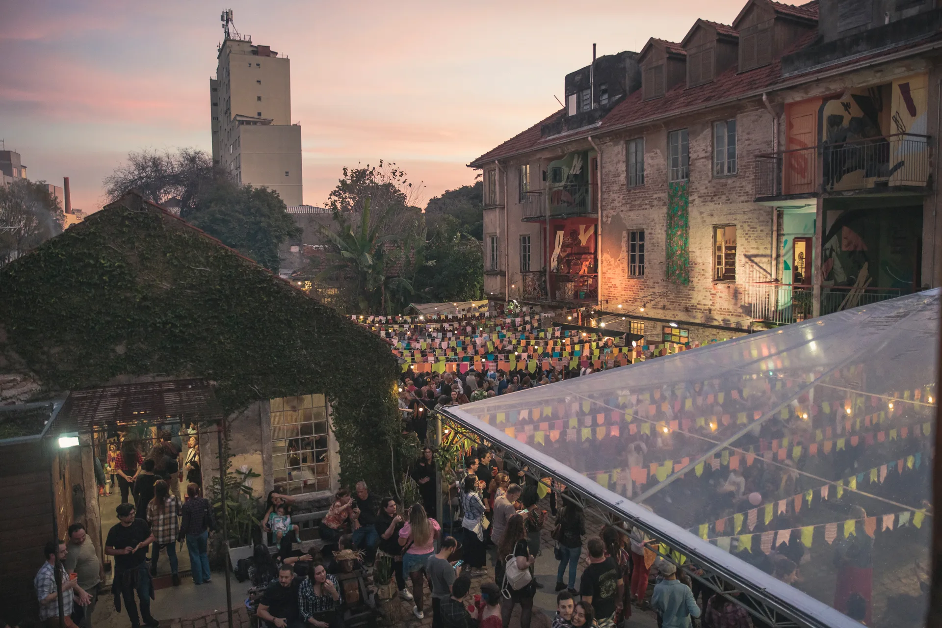 13ª edição do Arraial do Vila Flores, uma das festas juninas mais tradicionais de Porto Alegre, acontece neste fim de semana no pátio do centro cultural com shows de forró, brincadeiras e transmissão da estreia do Brasil na Copa