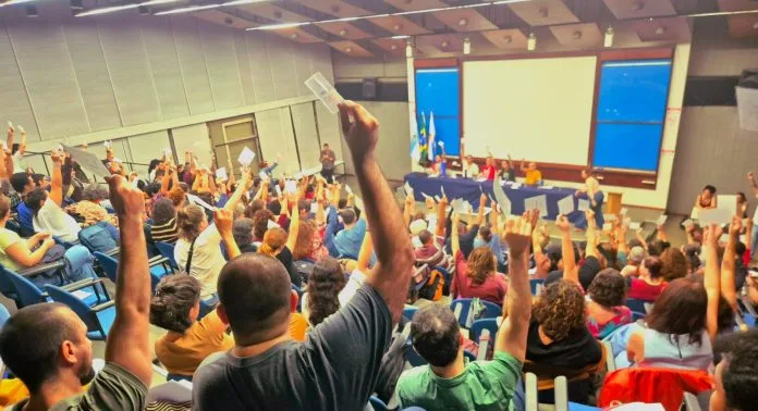 Em greve iniciada em março, professores aprovam a continuidade das paralisações em 10 de junho em auditório lotado