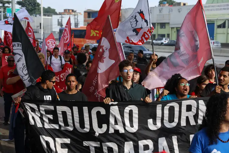 Manifestantes pedem fim da escala 6x1, em ato na capital fluminense.