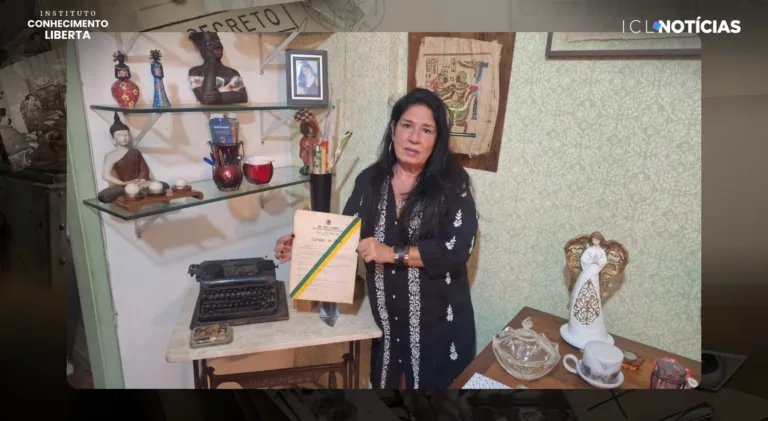 Monica Oest, neta de Lincoln, com a certidão de óbito do avô