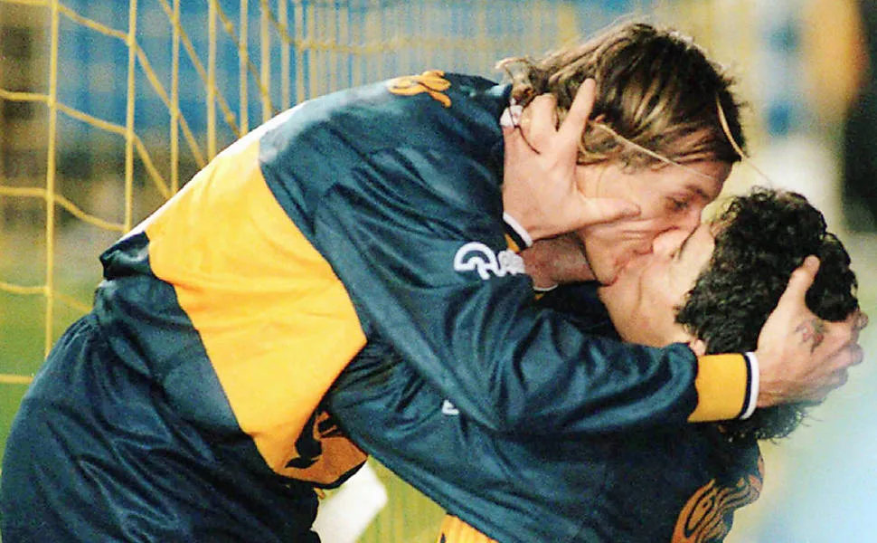 Claudio Caniggia e Diego Maradona se beijam em celebração de gol do Boca Juniors, em 1996