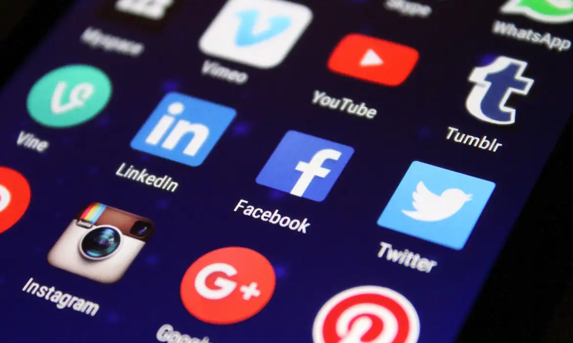 O Supremo Tribunal Federal (STF) julga nesta quarta-feira (10) recursos apresentados pelas plataformas que operam as redes sociais contra a decisão da Corte que reconheceu a responsabilidade das big techs pelas postagens ilegais feitas por seus usuários