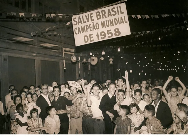 Brasileiros comemoram a conquista da Copa do Mundo na Suécia durante festa junina de rua