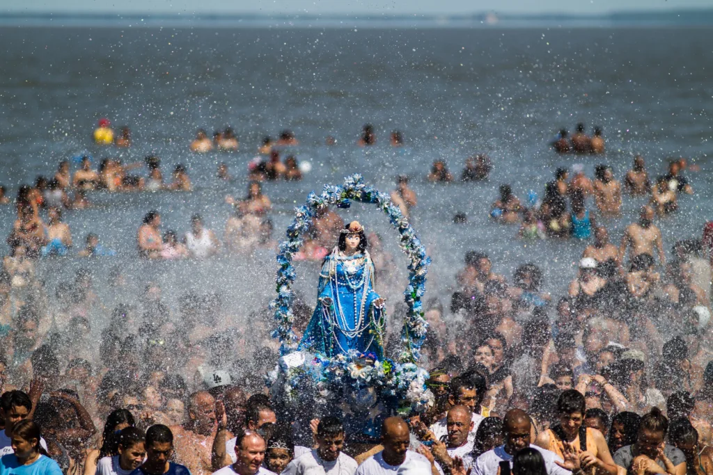 Festa de Iemanjá no Balneário dos Prazeres, em Pelotas, reúne multidão e mostra a força das religiões de matriz africana