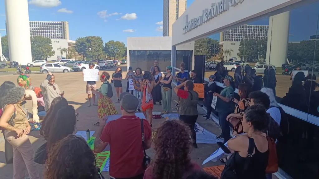 Manifestantes se reúnem em frente à Biblioteca Nacional de Brasília