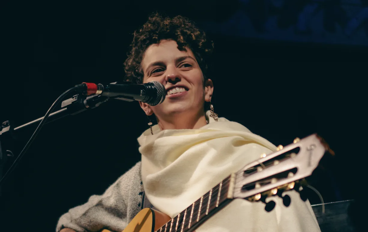 A cantora e compositora gaúcha Luz Dorneles lança o single "Flor do Deserto" no Dia dos Namorados; faixa foi inspirada em foto enviada pela companheira durante viagem ao Iêmen