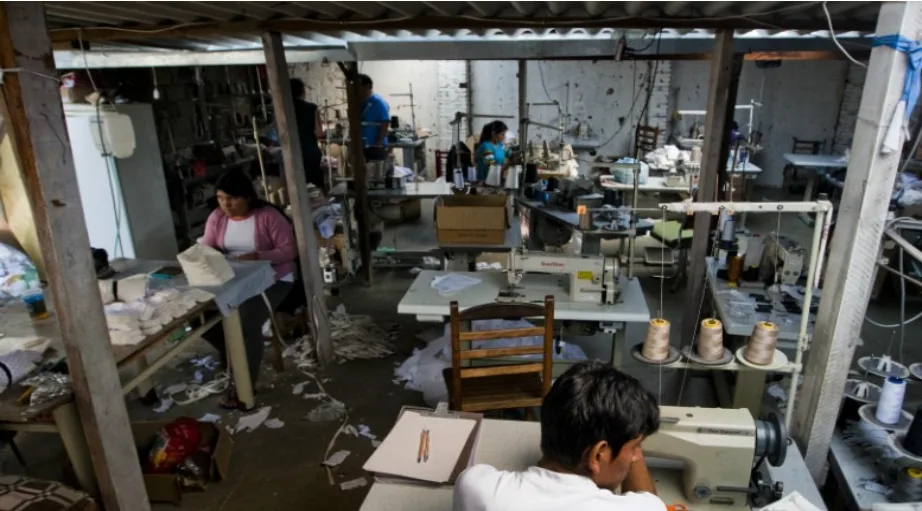 Oficina de costura com migrantes bolivianos.