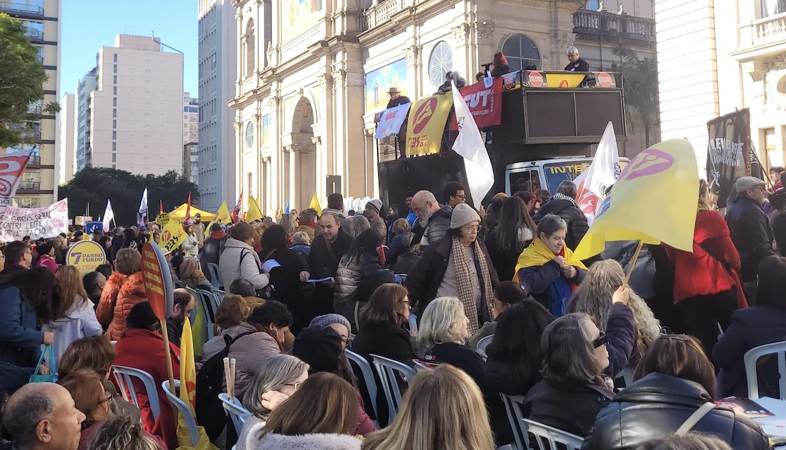 Professores, funcionários e estudantes erguem cartões vermelhos durante ato contra a privatização das escolas estaduais, no Centro de Porto Alegre