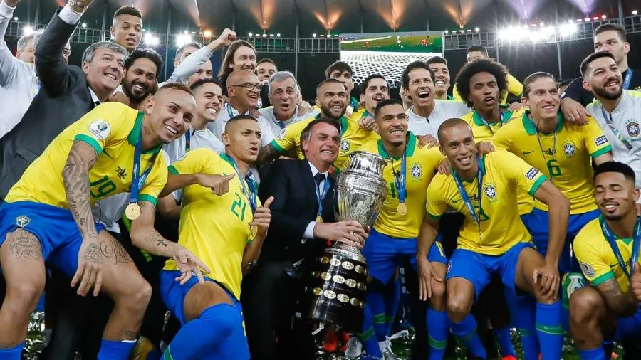 Em 2019, o então presidente Jair Bolsonaro entrou no gramado para tirar fotos com a taça da Copa América durante a festa dos atletas