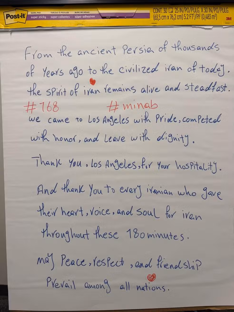 Carta deixada pela seleção iraniana em vestiário do estádio em Los Angeles