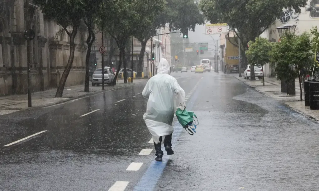 Temporal atinge o Rio de Janeiro e trabalhadores deixam a região central da cidade, que tem ponto facultativo decretado com previsão de chuvas extremas. Foto: Fernando Frazão/Agência Brasil© Fernando Frazão/Agência Brasil Versão em áudio