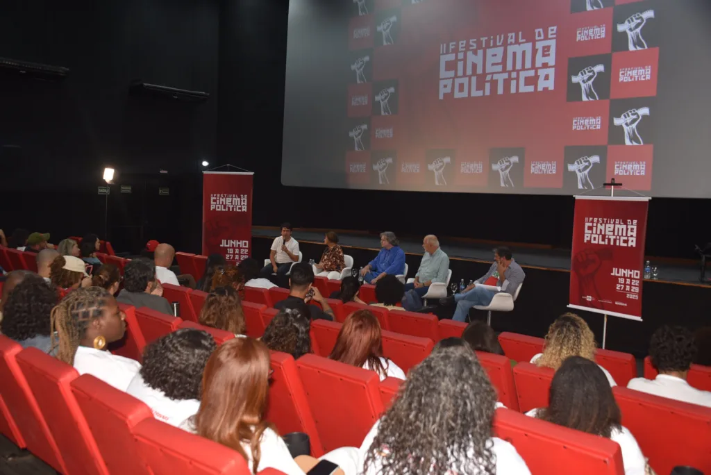 Mesa realizada em sala de cinema durante II Festival de Cinema de Maricá