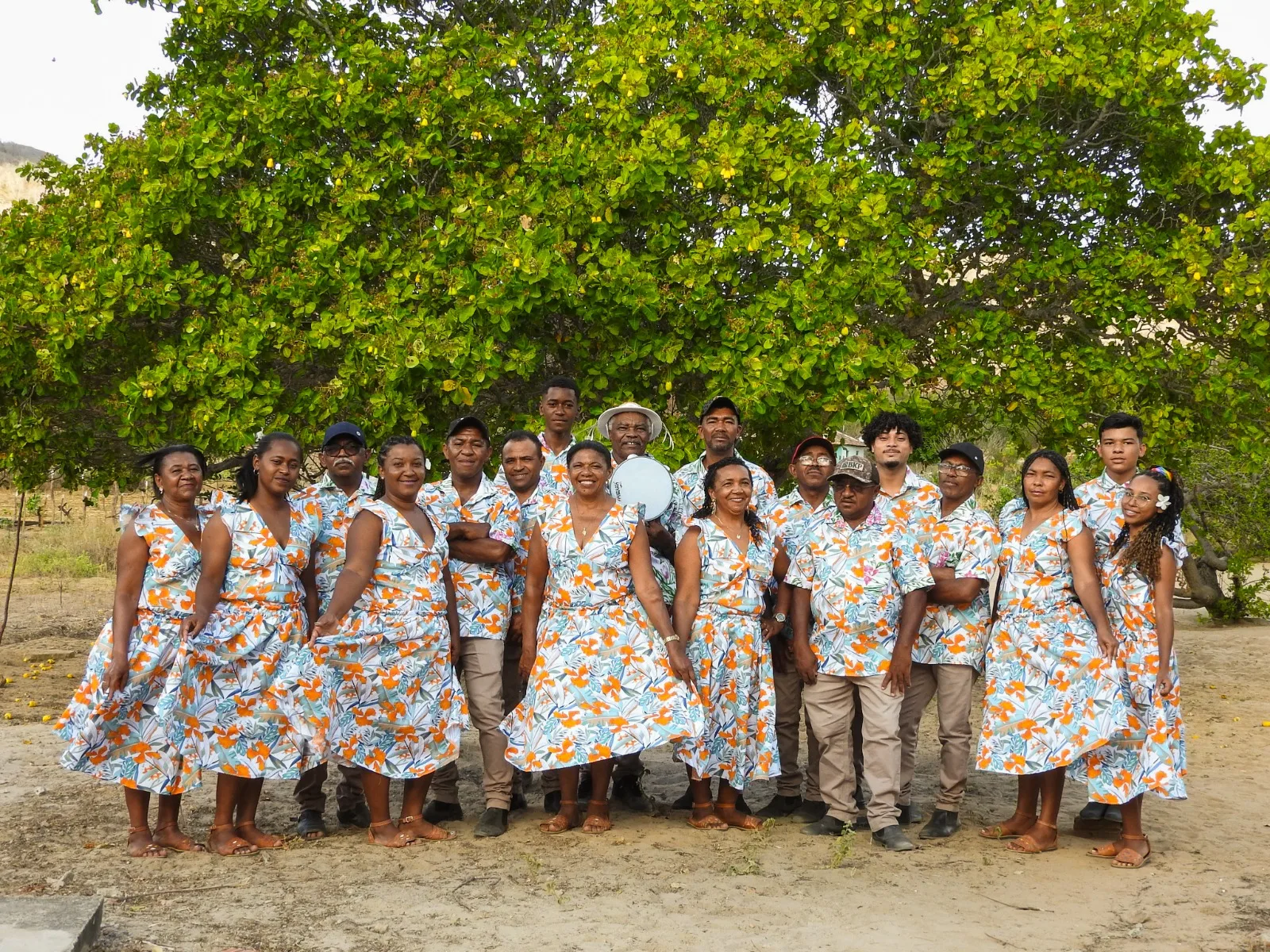 O grupo Coco Negras e Leitão, Patrimônio Vivo de Pernambuco, comanda a festa