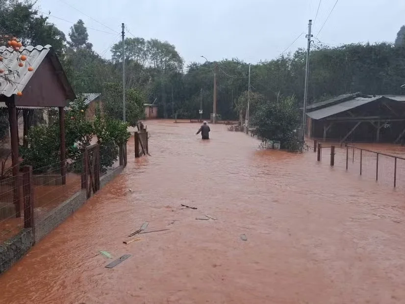 Chuva volumosa desaloja mais de 200 pessoas e derruba pontes no noroeste gaúcho
