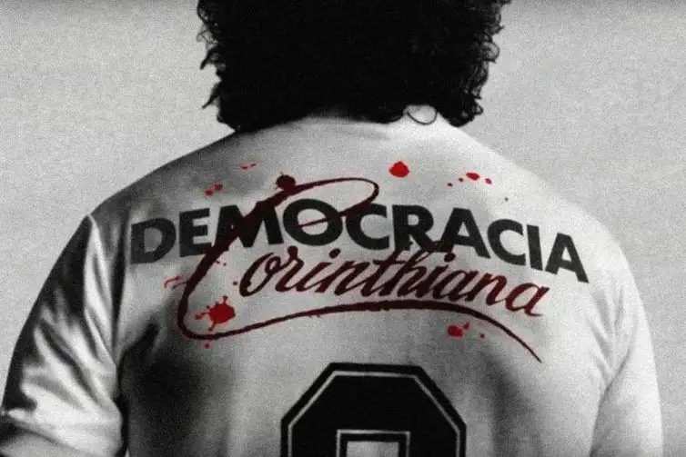 Camisa do Democracia Corinthiana, movimento fez história no futebol brasileiro e visava a maior participação dos jogadores e demais empregados nas decisões do clube