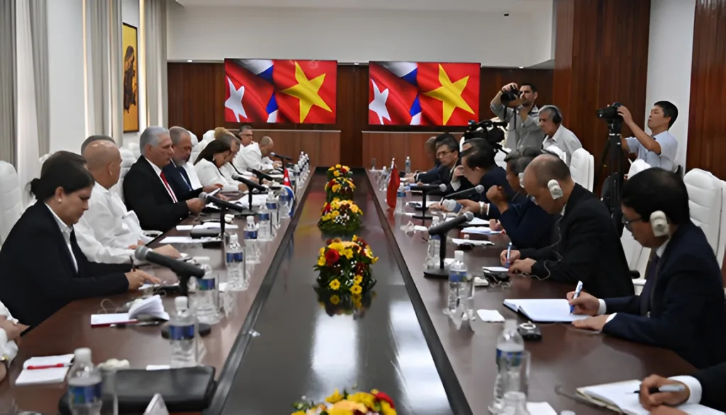 O presidente da República, Miguel Díaz-Canel Bermúdez, reuniu-se nesta segunda-feira com o membro do Bureau Político do Partido Comunista do Vietnã e ministro das Relações Exteriores, Le Hoai Trung