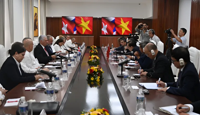 O presidente da República, Miguel Díaz-Canel Bermúdez, reuniu-se nesta segunda-feira com o membro do Bureau Político do Partido Comunista do Vietnã e ministro das Relações Exteriores, Le Hoai Trung