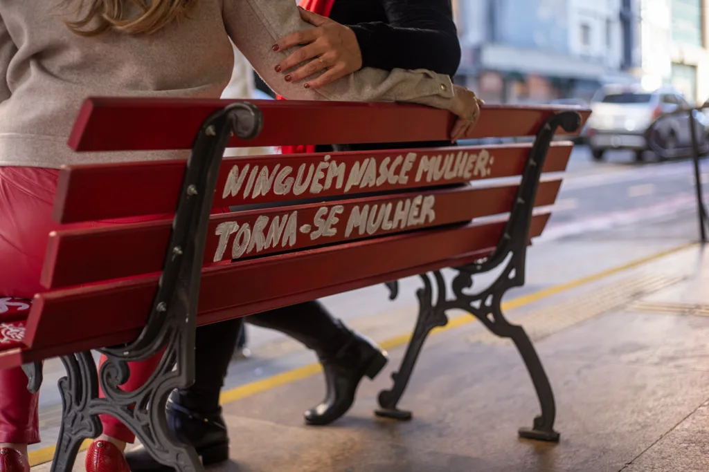 O Banco Vermelho integra uma mobilização internacional de conscientização sobre a violência contra mulheres e homenageia vítimas de feminicídio