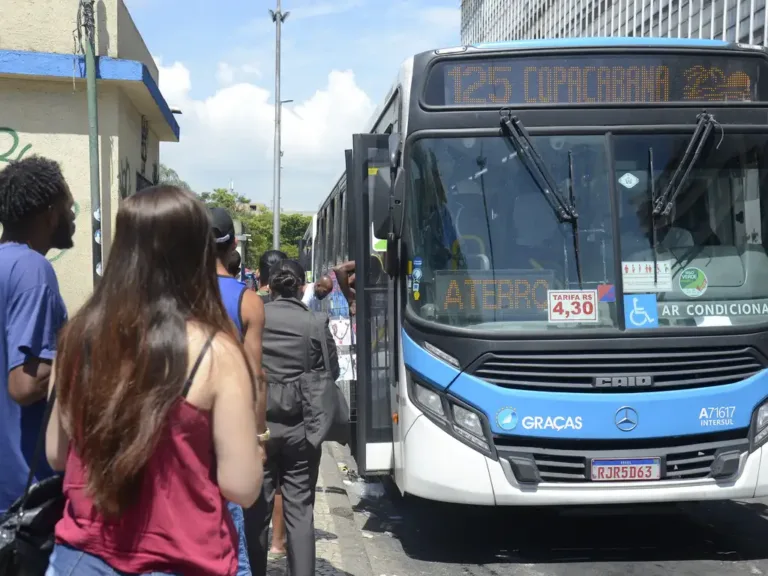 Greve de motoristas de ônibus do Rio pede recomposição salarial e escala 5x2