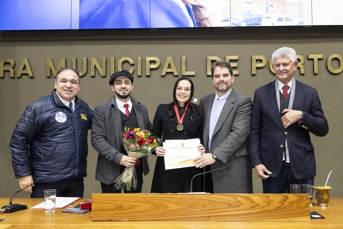 Juliana Brizola recebe maior honraria da Câmara de Vereadores de Porto Alegre