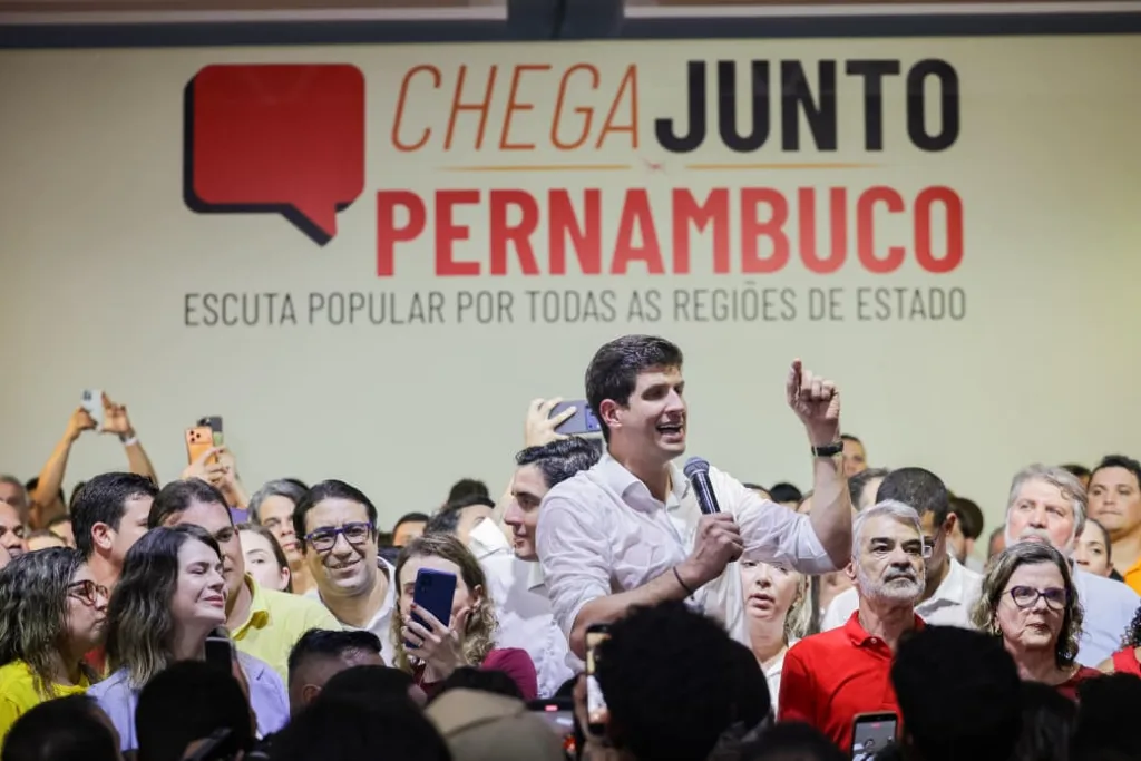 João Campos (PSB) discursa durante evento da Frente Popular em Gravatá (PE)