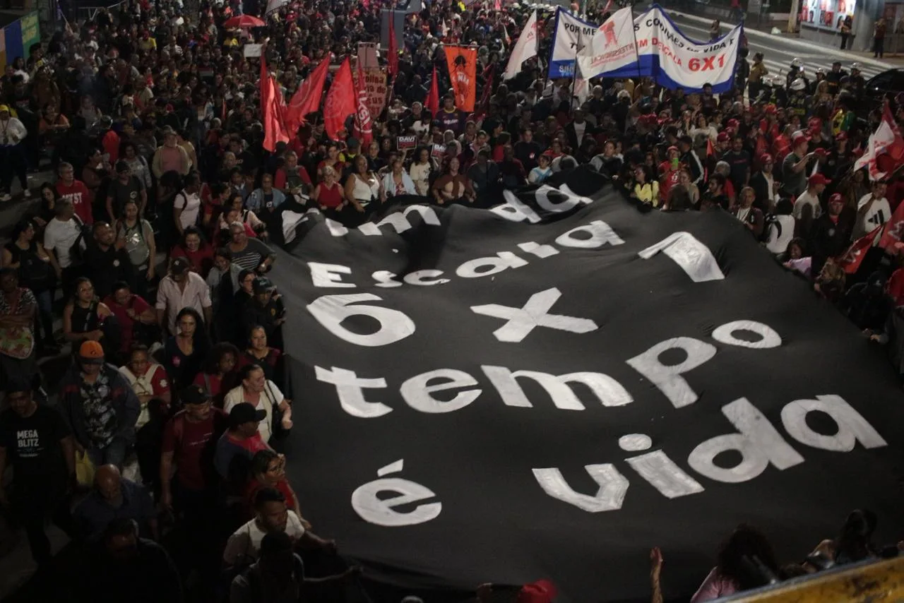 Centenas de manifestantes fecharam uma das pistas da avenida Paulista pelo fim da escala 6x1.