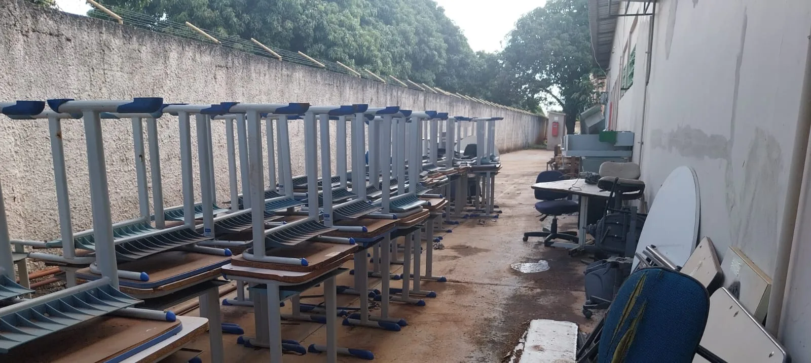 Mesas e cadeiras empilhadas no Centro de Ensino Integrado do Cruzeiro