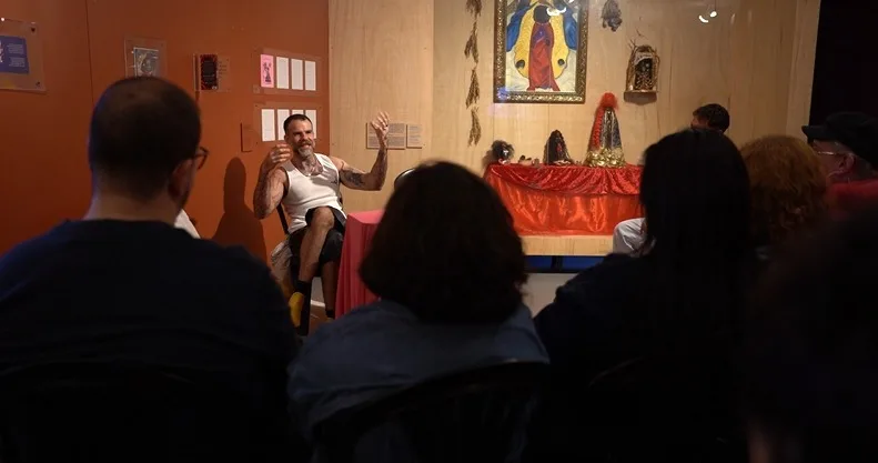 O jornalista Chico Felitti no Clube do Livro do Museu da Diversidade Sexual. 