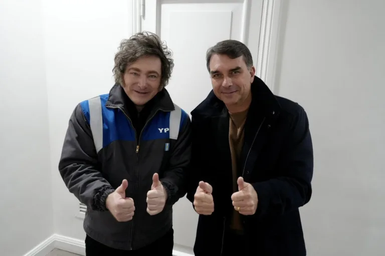 Milei recebe Flávio Bolsonaro e desiste de participar de reunião do Mercosul para evitar Lula