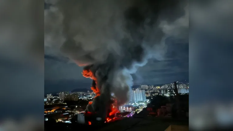 Incêndio na Lapa espalha fumaça por bairros de São Paulo; fogo foi controlado