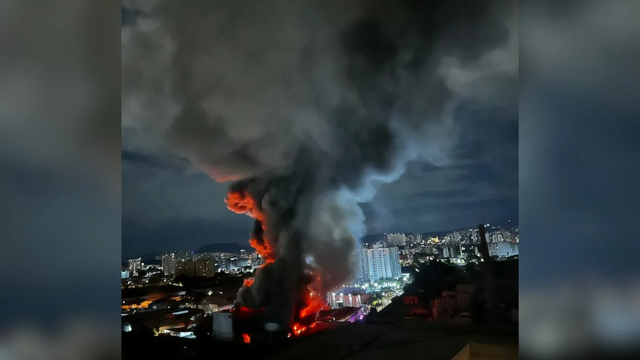 Incêndio na Lapa espalha fumaça por bairros de São Paulo; fogo foi controlado
