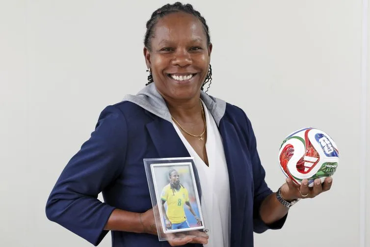 Brasília (DF), 12/03/2026 - Mulheres no Futebol. Formiga, ex-jogadora da Seleção Brasileira de Futebol, atualmente atua no cargo de Diretora de Políticas de Futebol e de Promoção do Futebol Feminino no Ministério do Esporte. Foto: Bruno Peres/Agência Brasil
Formiga, ex-jogadora da Seleção Brasileira de Futebol, atualmente atua no cargo de Diretora de Políticas de Futebol e de Promoção do Futebol Feminino no Ministério do Esporte. Foto: Bruno Peres/Agência Brasil