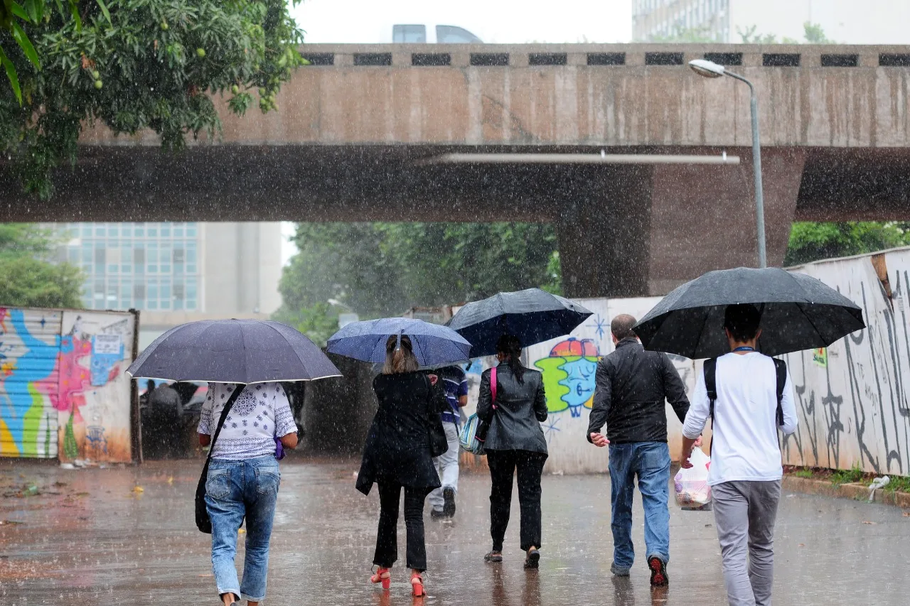 Chuva intensa atinge Brasília em pleno período de estiagem e altera o movimento nas ruas da capital.