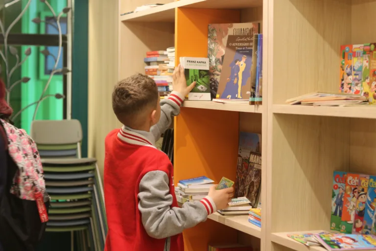 Rede de bibliotecas comunitárias alcança 11,7 mil pessoas em territórios periféricos gaúchos