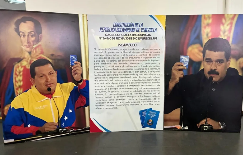 Mural com o preâmbulo da Constituição da República Bolivariana de Venezuela no salão da Lauicom